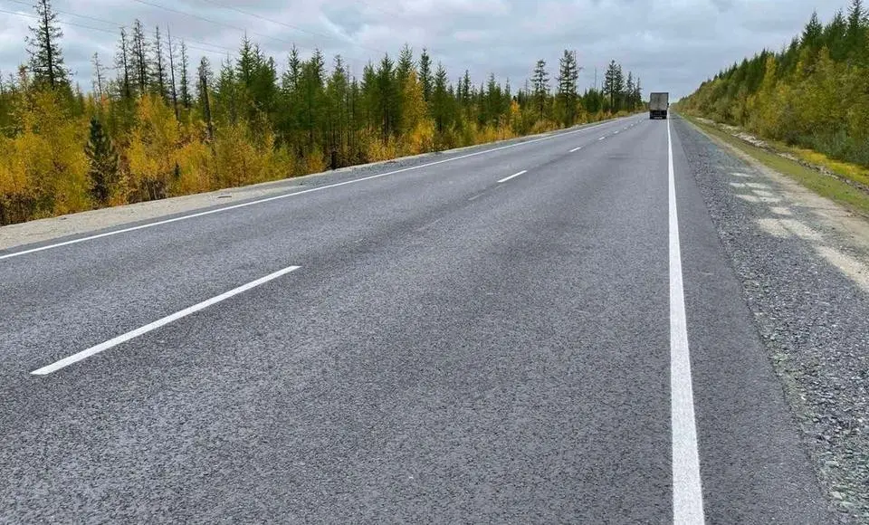 Самый сложный участок трассы Салехард-Сургут наполовину отремонтирован