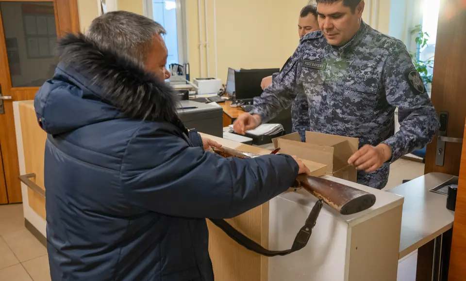 Спикер ямальского парламента Сергей Ямкин передал на фронт своё гладкоствольное ружьё и 240 патронов к нему