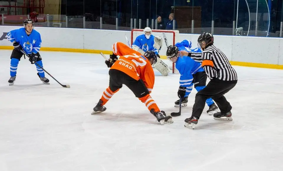 Три на три, без замены вратаря. В финал вышли «Олимпия» и «Комбинат»