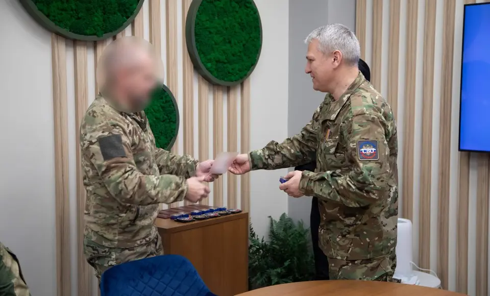 Первым десяти участникам Ассоциации ветеранов СВО ЯНАО вручили удостоверения