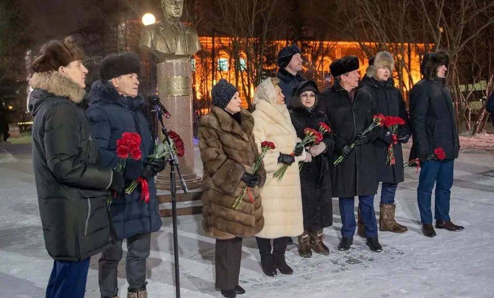В сквере у окружного парламента Ямала установили памятник Сергею Корепанову