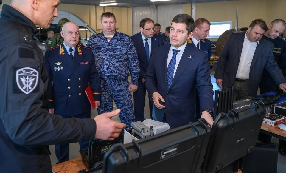 Губернатор Ямала передал Росгвардии современное оборудование и технику