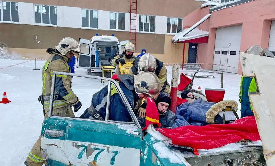 Салехардские экстренные службы провели пожарно-тактические учения