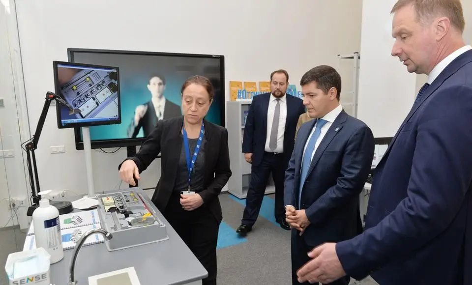 Дмитрий Артюхов осмотрел новые продукты группы компаний «Просвещение»