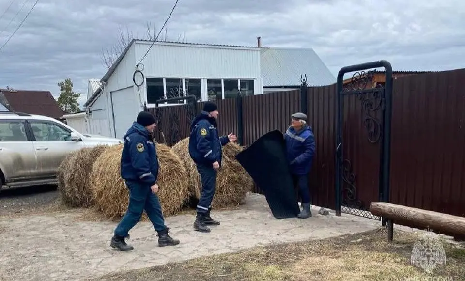 Ямал против паводков: спасатели и добровольцы помогают пострадавшим районам