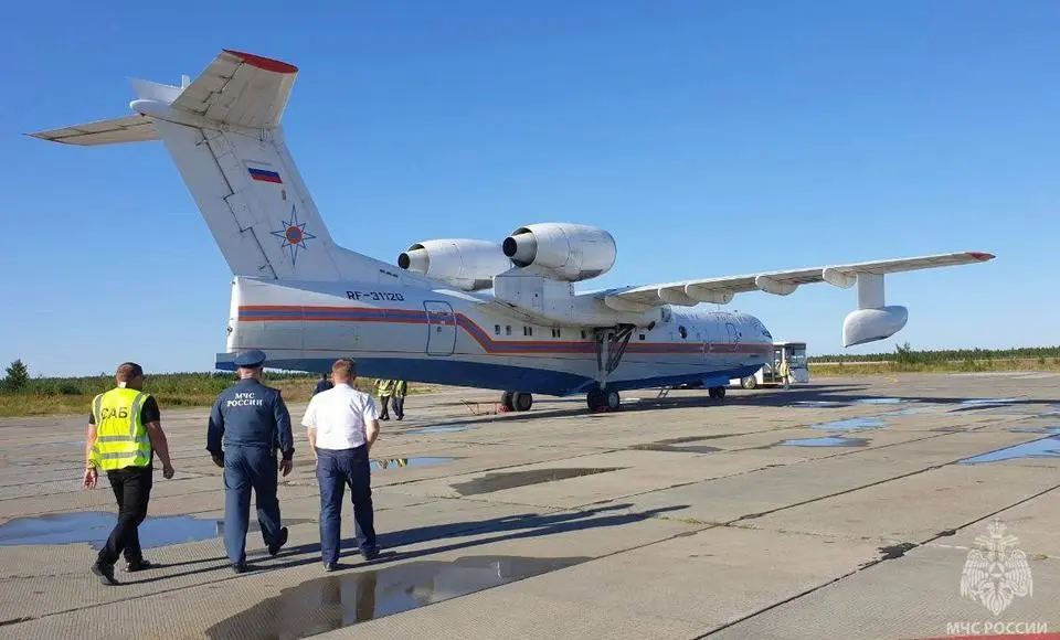 В ликвидации лесных пожаров на Ямале участвуют более 400 огнеборцев и самолет-амфибия Бе-200 МЧС России