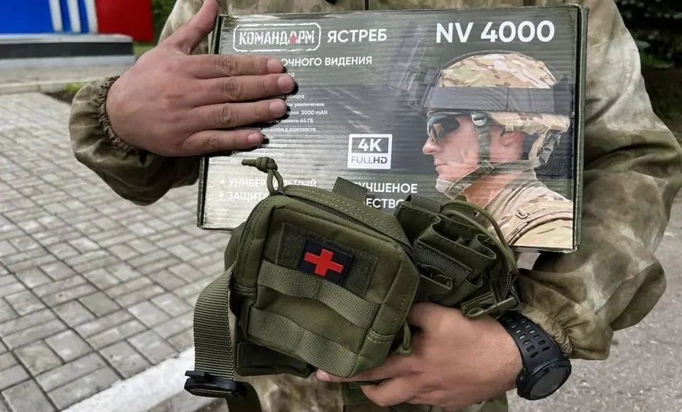 Тактический пояс и прибор ночного видения передали военнослужащему ямальские единороссы