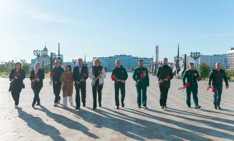 С торжественного возложения цветов на пантеоне Победы началось празднование 430-летия Салехарда