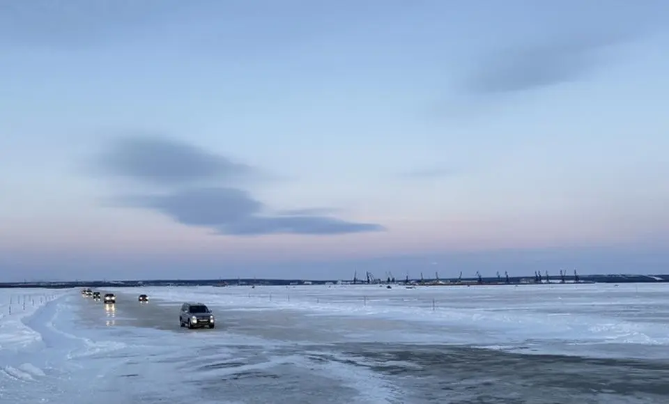 На ледовой переправе Салехард-Лабытнанги повышается грузоподъемность