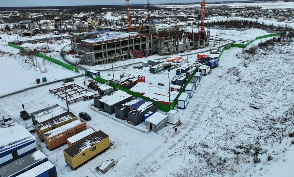 В микрорайоне Радужный возводят современную школу на 800 учащихся