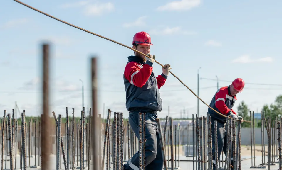 Для новых школ, жилья и дорог. Особенно летом заметно, как город одновременно и растёт, и молодеет