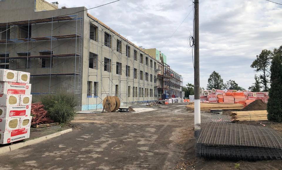 Строительство первого корпуса больницы в Волновахе подходит к финишу