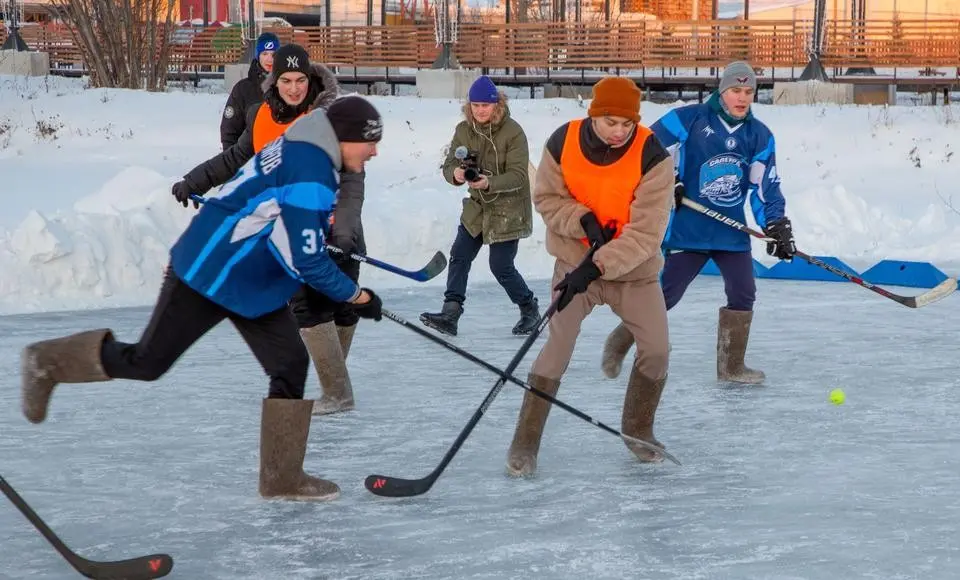 В валенках и с клюшкой. Каток на Лебяжьем открыт!