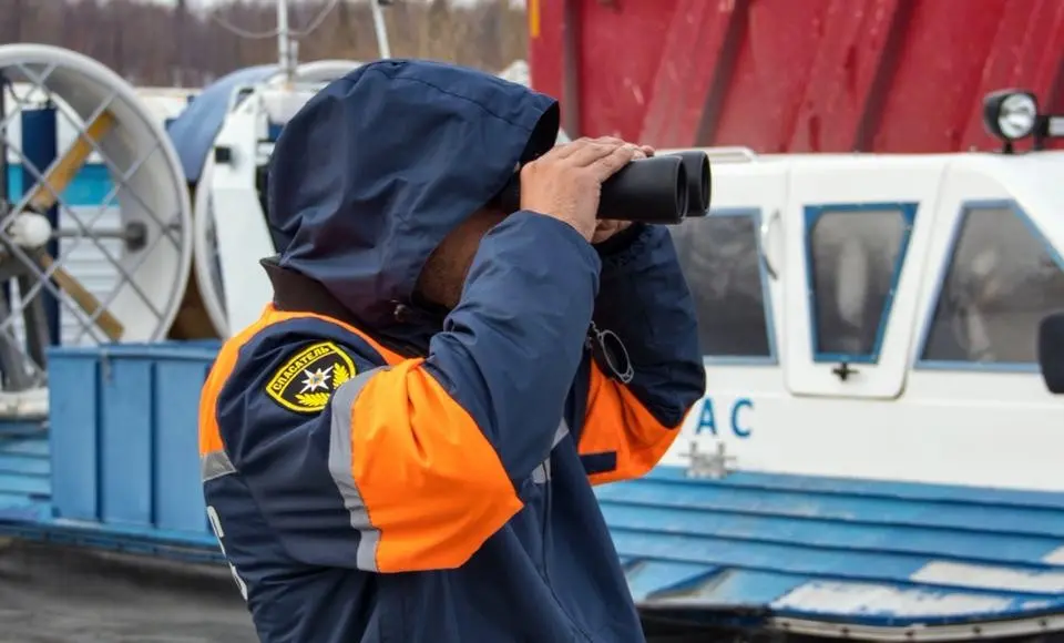 Спасателями организовано дежурство в районе переправы между Салехардом и Лабытнанги
