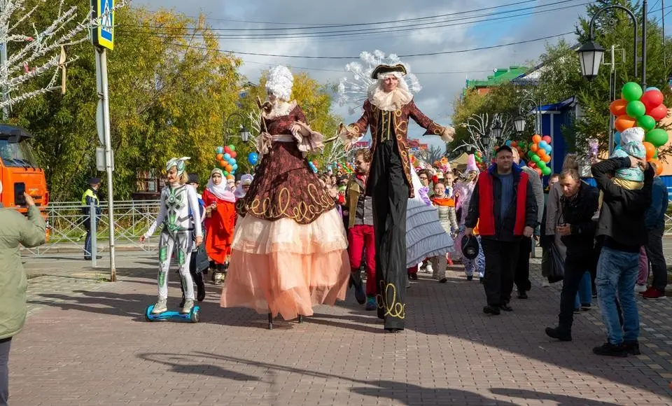 «Яркие люди» приехали удивлять салехардцев в День города