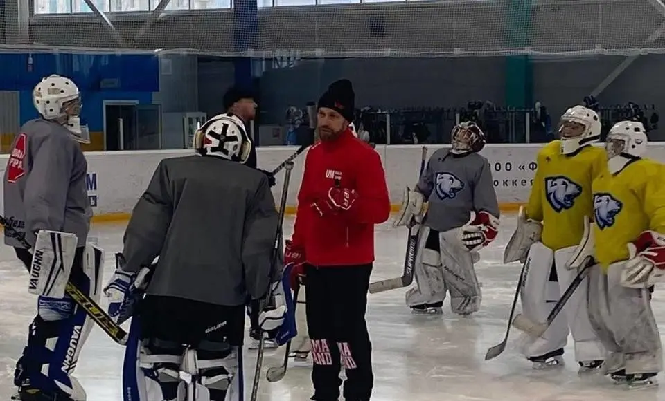 Именитый хоккеист Константин Власов провел серию мастер-классов для ямальских голкиперов