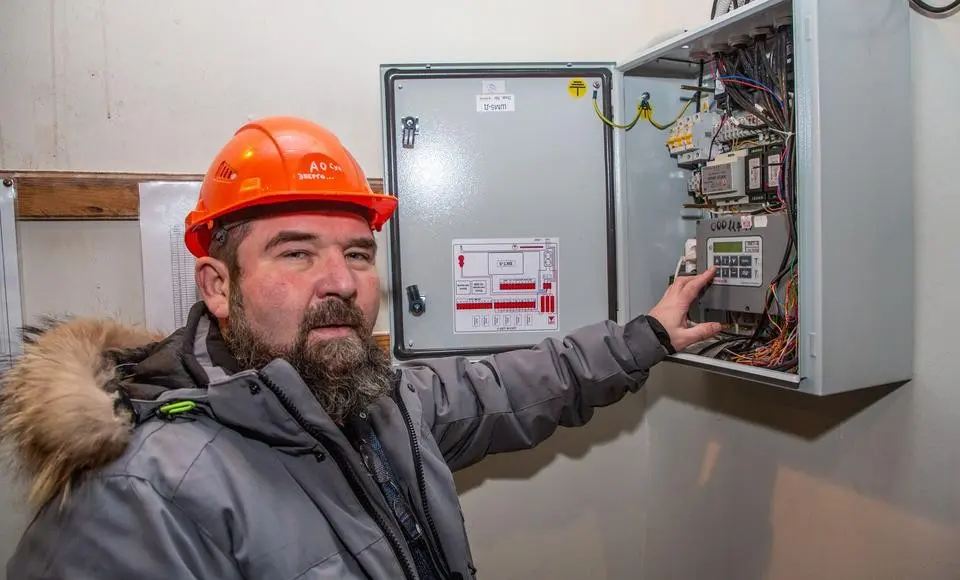 На все руки мастер. Ещё в школе он научился владеть слесарными и токарными инструментами