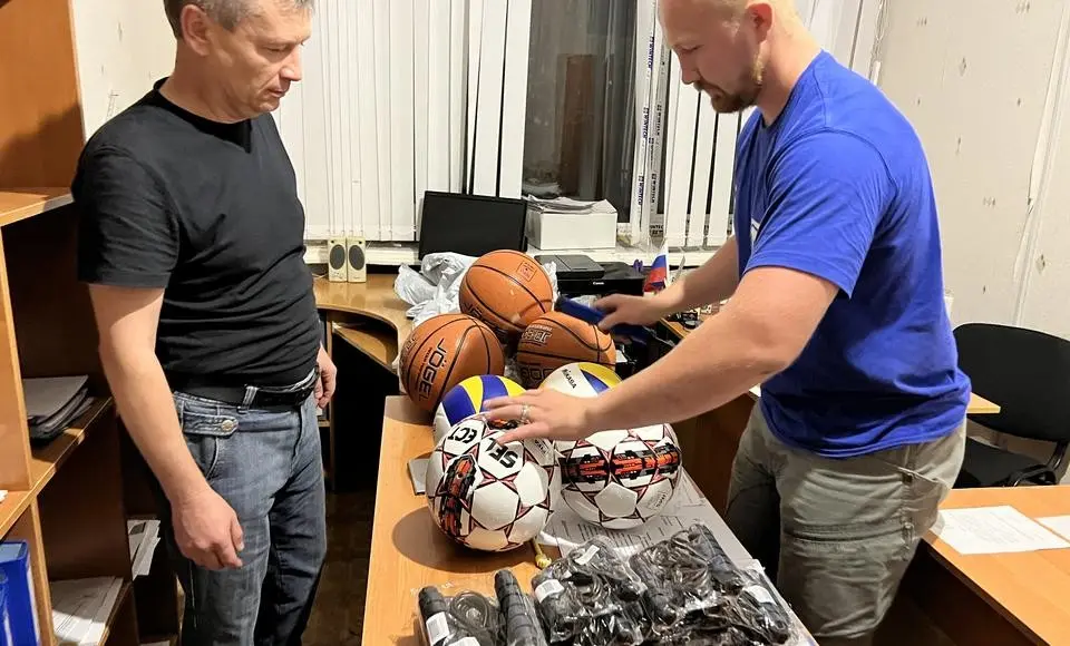 «Молодая Гвардия Единой России» доставила спортивный инвентарь в Волновахский район