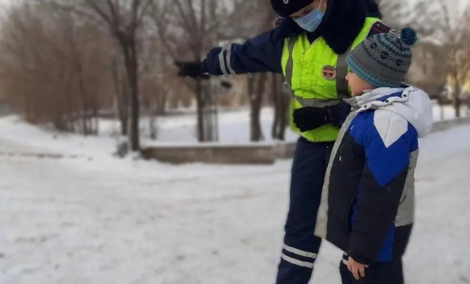 Госавтоинспекция предупреждает об опасности детских игр на стихийных горках возле дорог