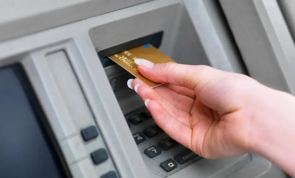 В Салехарде расследуют дело о краже банковской карты