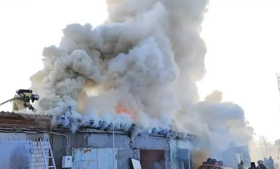 Пожар в Салехарде на территории гаражного комплекса в микрорайоне Богдана Кнунянца
