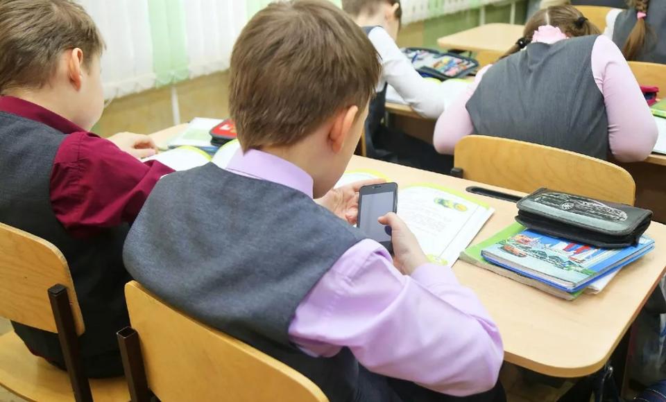 Школьникам запретили пользоваться телефонами на уроках