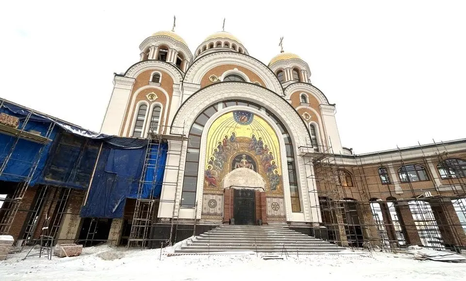 В строящемся храме Салехарда приступят к росписи стен