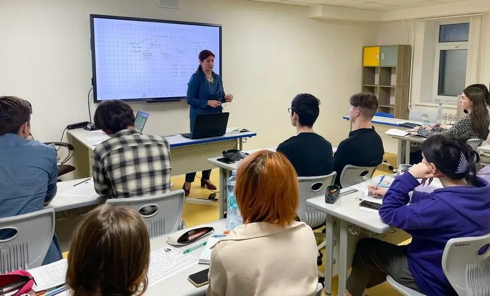 В Салехарде началась интенсивная профильная смена для обладателей образовательных сертификатов по химии