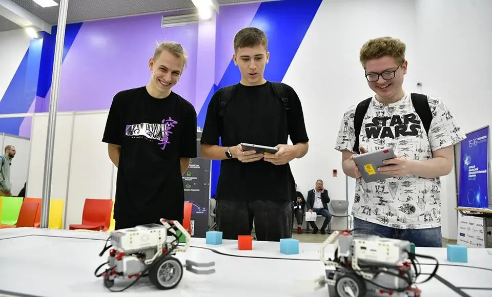 На первом образовательном IT-форуме свои достижения показали участники «Точек роста» и «IT-кубов»