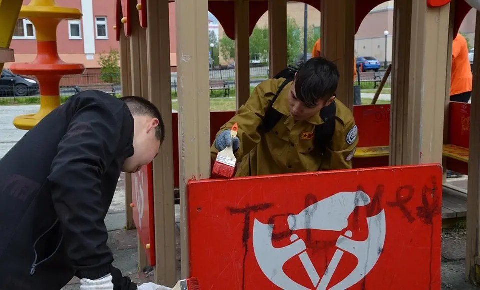 Студенты взялись за кисточки и лопаты