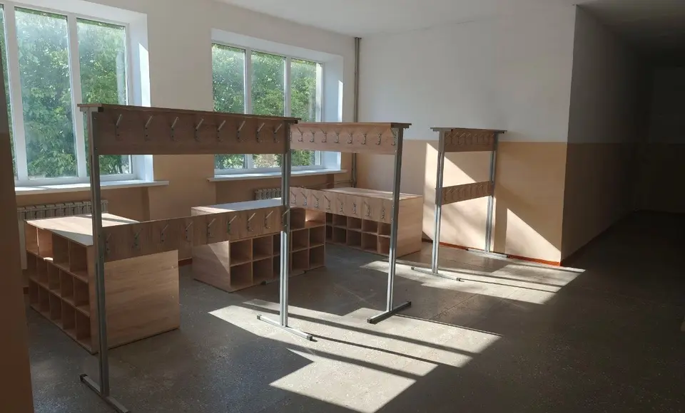 В Рыбинской школе Волновахского округа обновили школьный гардероб благодаря Ямальской проектной школе