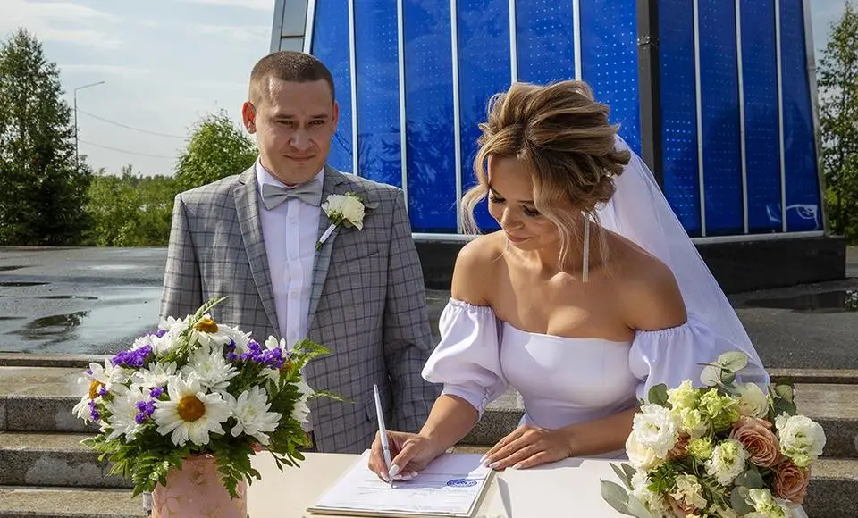 В законный день законным браком сочетались молодожёны