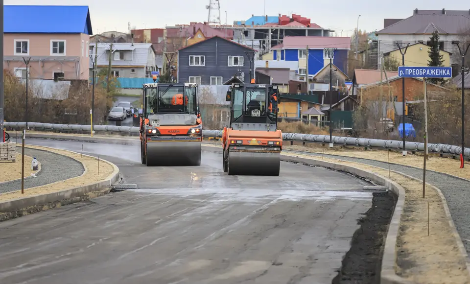 Укладывают асфальт, укрепляют откосы. Дорожные работы подходят к завершению