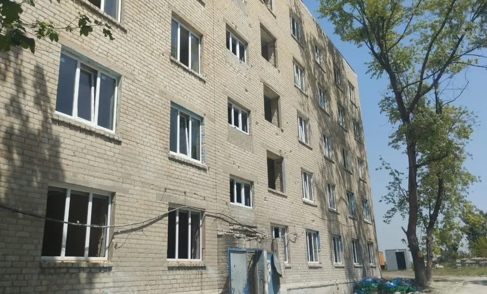 Ямальские строители восстанавливают в Донбассе общежитие для 350 жителей ﻿