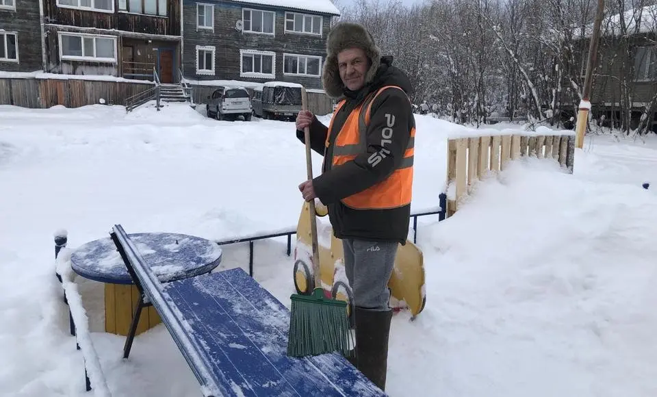Во двор выйти приятно. Когда всё цветёт летом, а зимой – ступеньки чистые