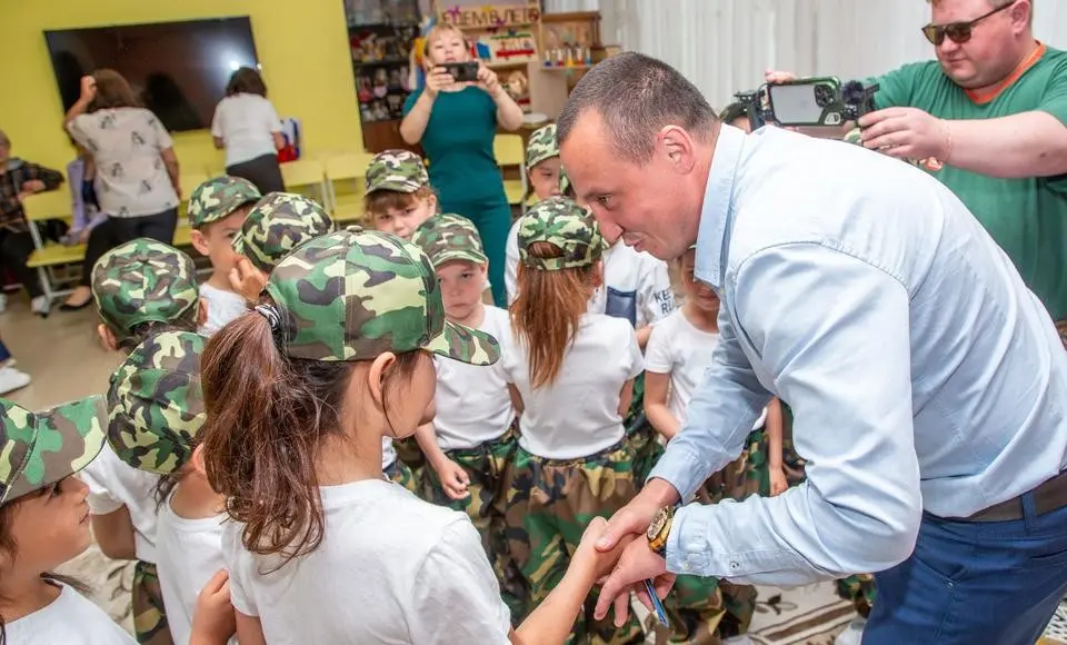Своих героев знаем в лицо. Так могут заявить воспитанники и педагоги детского сада «Крылышки»