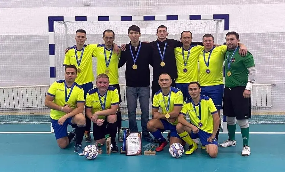 Сборная команда школ города «Учитель» стала лучшей в спартакиаде трудящихся Салехарда по мини-футболу