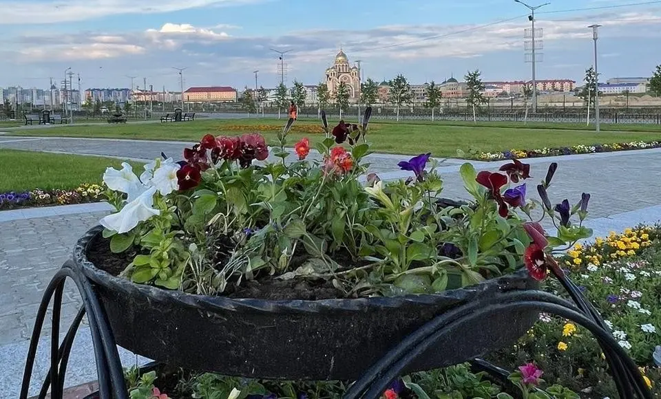 В Год экологии окружная столица утопает в цветах