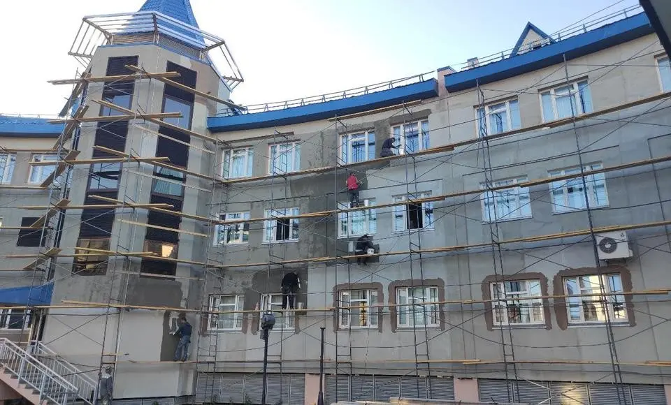 Строители завершают обновление фасадов главного корпуса Ямальского многопрофильного колледжа