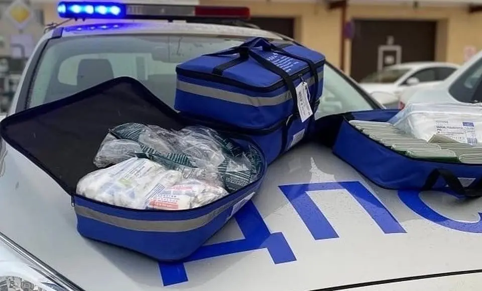 Автомобили дорожно-патрульной службы Салехарда оснастили комплектами для оказания первой медицинской помощи