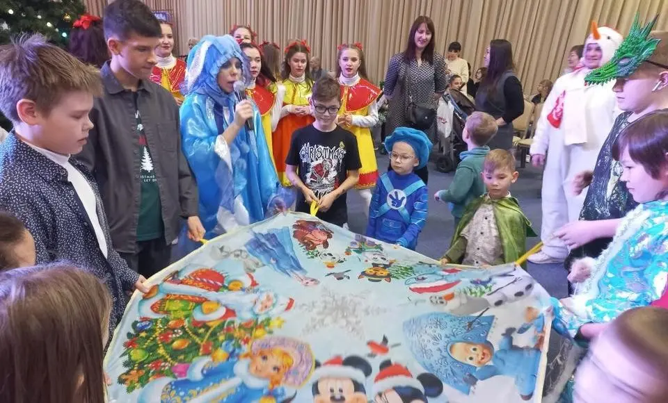 Праздник к нам приходит. Салехардские мальчишки и девчонки уже получили первые подарки