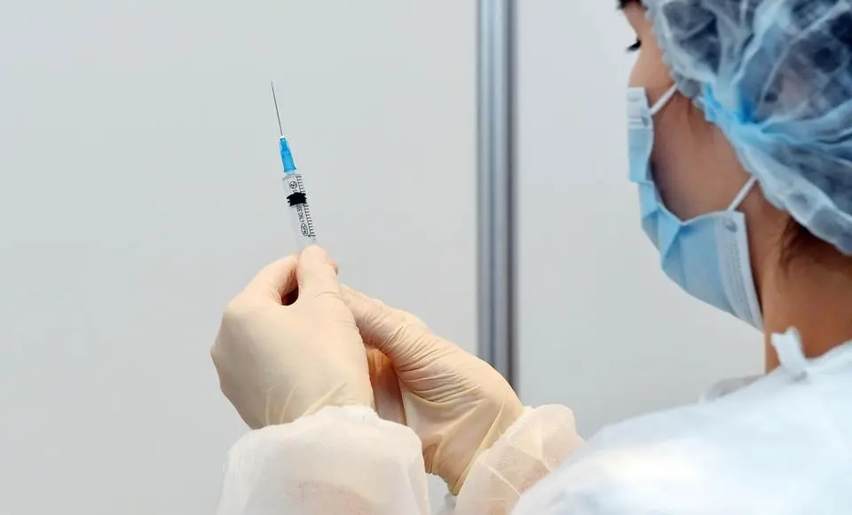 Медики призывают пройти ревакцинацию от коронавируса до лета