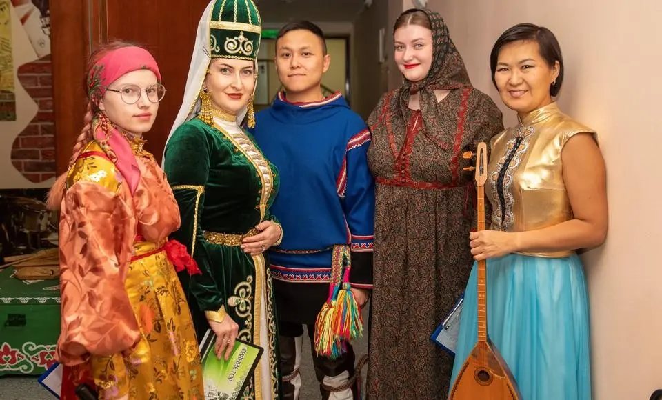 Посвящаем тебе, многоликая Родина! Разноцветье национальных костюмов, песни и танцы, куклы и вечер сказок