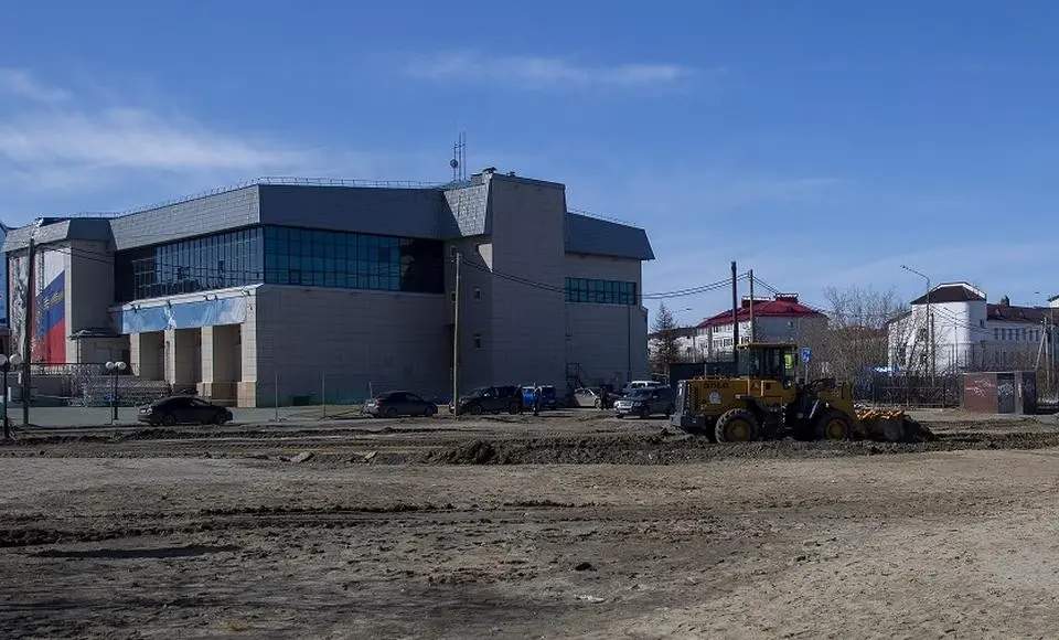 В столице округа продолжается благоустройство площади у «Геолога»