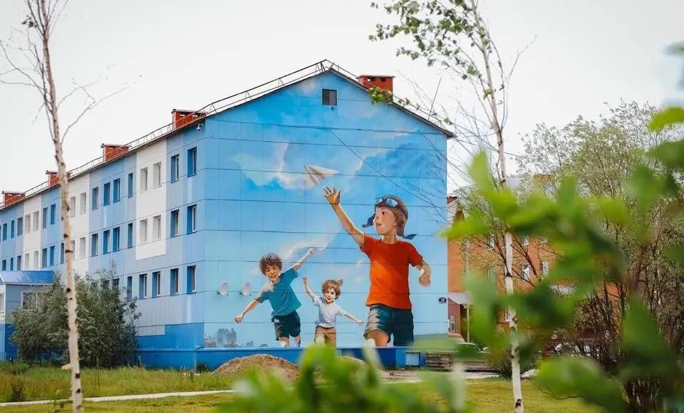 К осени города Ямала украсят 24 новых мурала