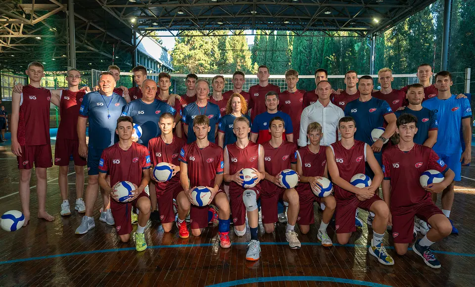 Дмитрий Артюхов пообщался с волейболистами молодежки ВК «ФАКЕЛ ЯМАЛ», которые находятся на сборах в Крыму