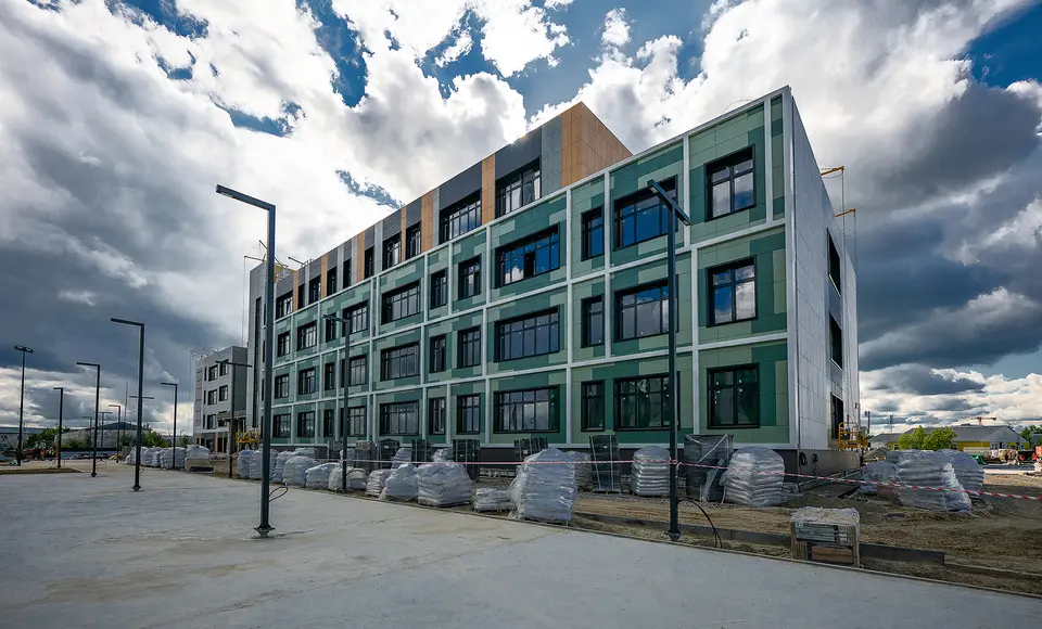 Губернатор региона проконтролировал ход строительства новой школы в Губкинском