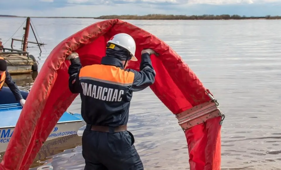 Спасатели провели тренировку по ликвидации аварийного разлива нефтепродуктов