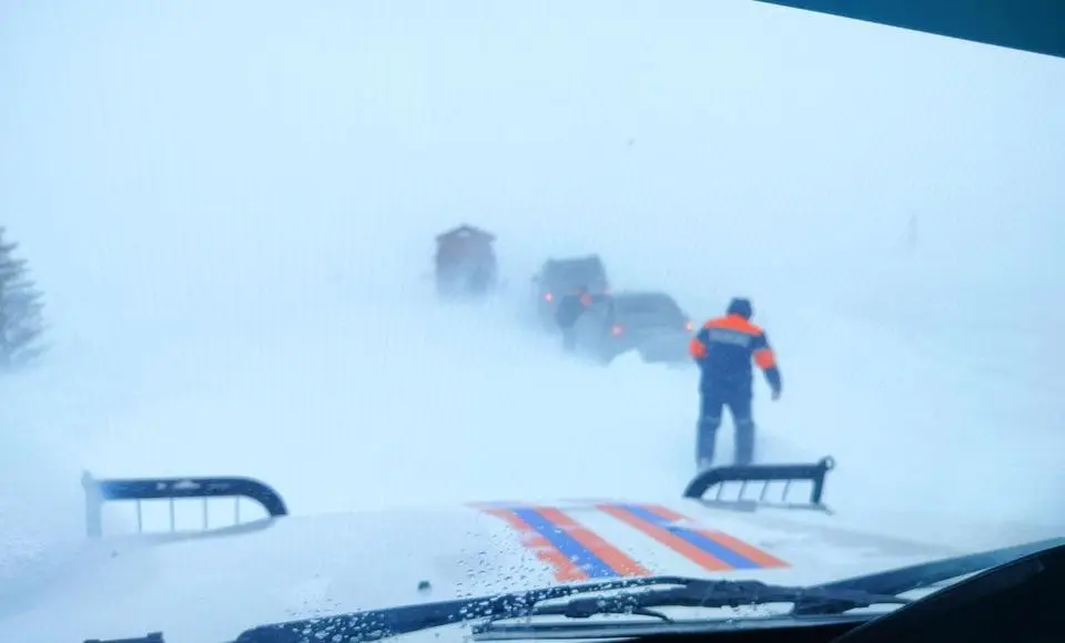 Спасатели провели успешную операцию эвакуации людей на дороге Салехард-Аксарка