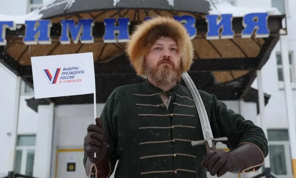 На избирательном участке в Салехарде голосовал русский воин из XVII века